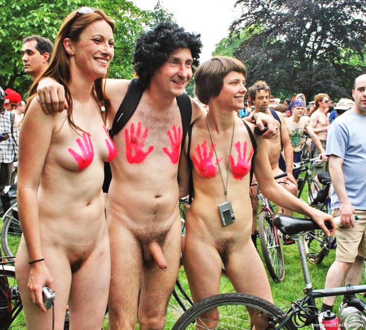 Mass race of naked women