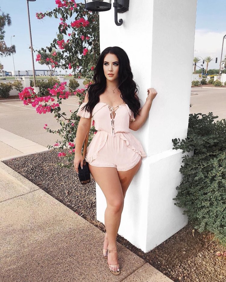 Amber Jianna in jeans