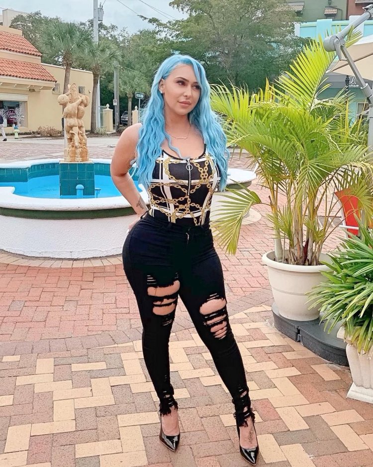 Nina Kayy in leggings