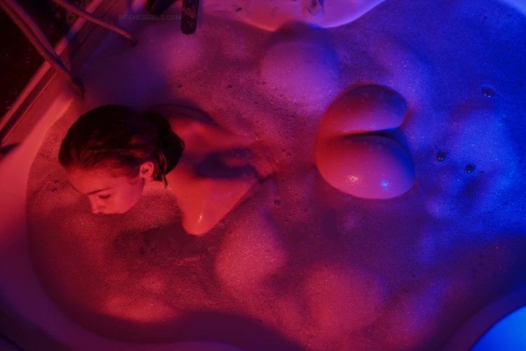 Renata Renullin drain nude