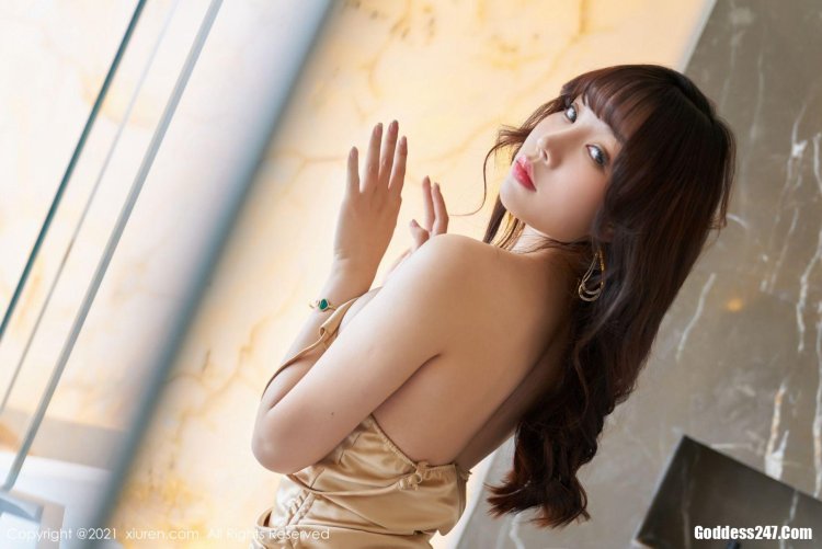 Xiuren model by the sea