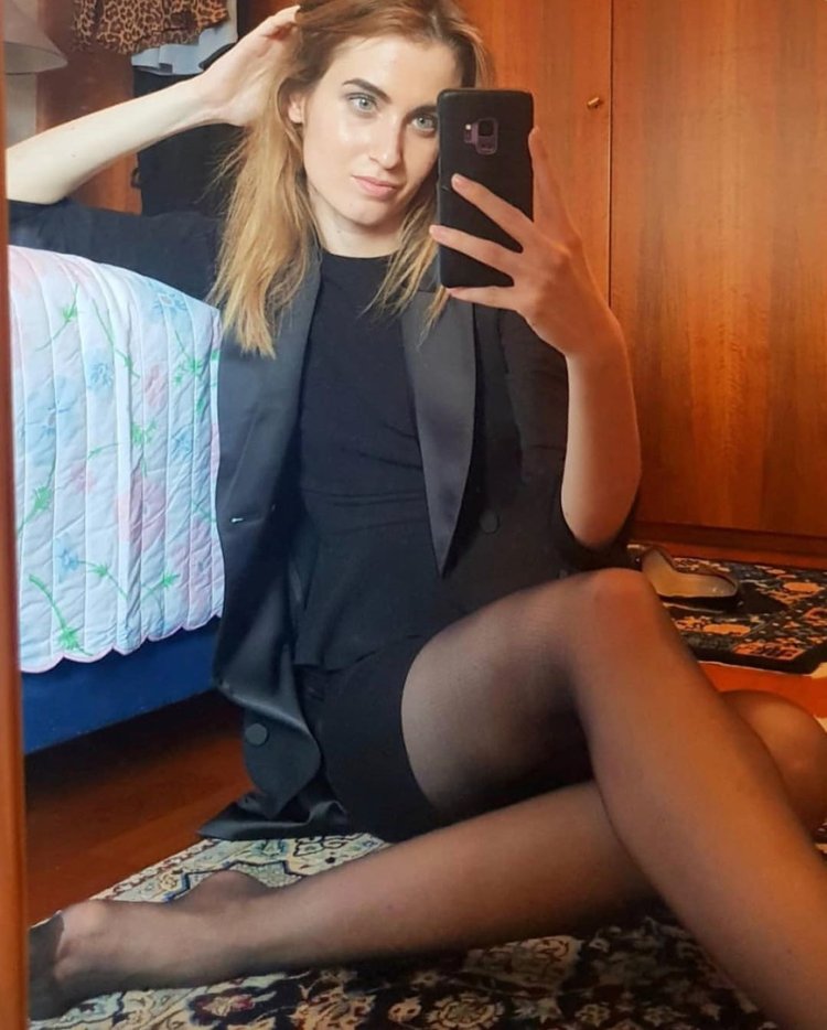 Girl D tights selfie