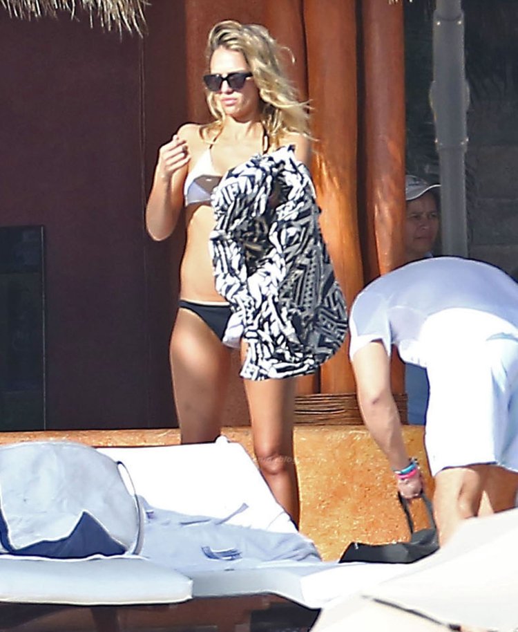 Jessica Alba Topless