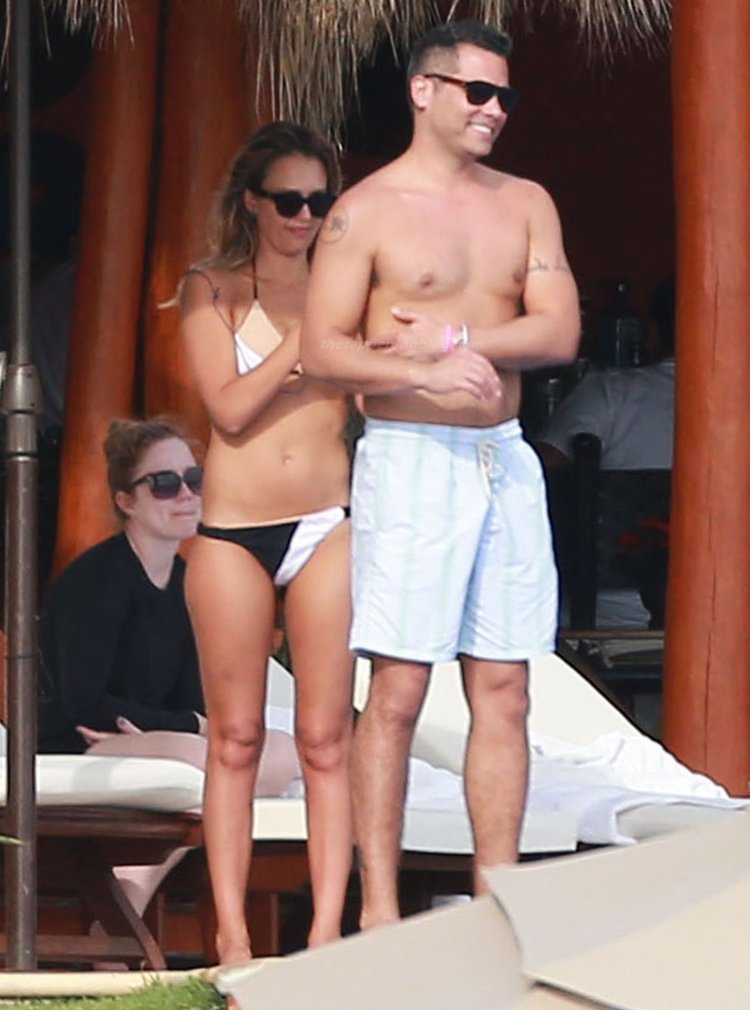 Jessica Alba is naked