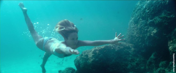 Jessica Alba in the film mechanic resurrection