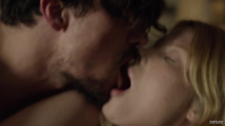 A hundred Clark and Bellamy Kiss