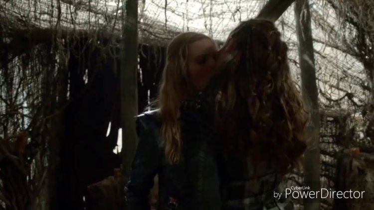 Eliza Taylor breasts