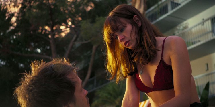 Britt Robertson 2021