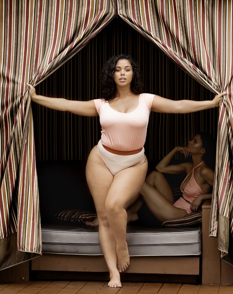 Natalia lozano model plus saz