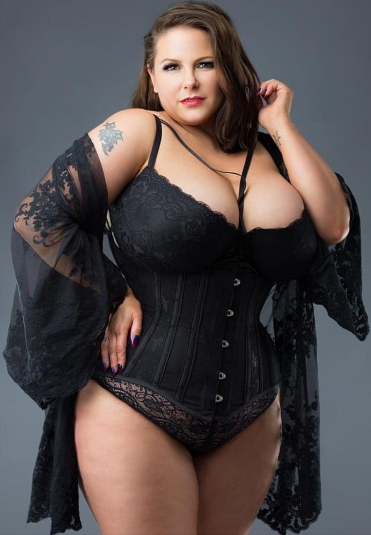 Natalia Pampha model plus saz