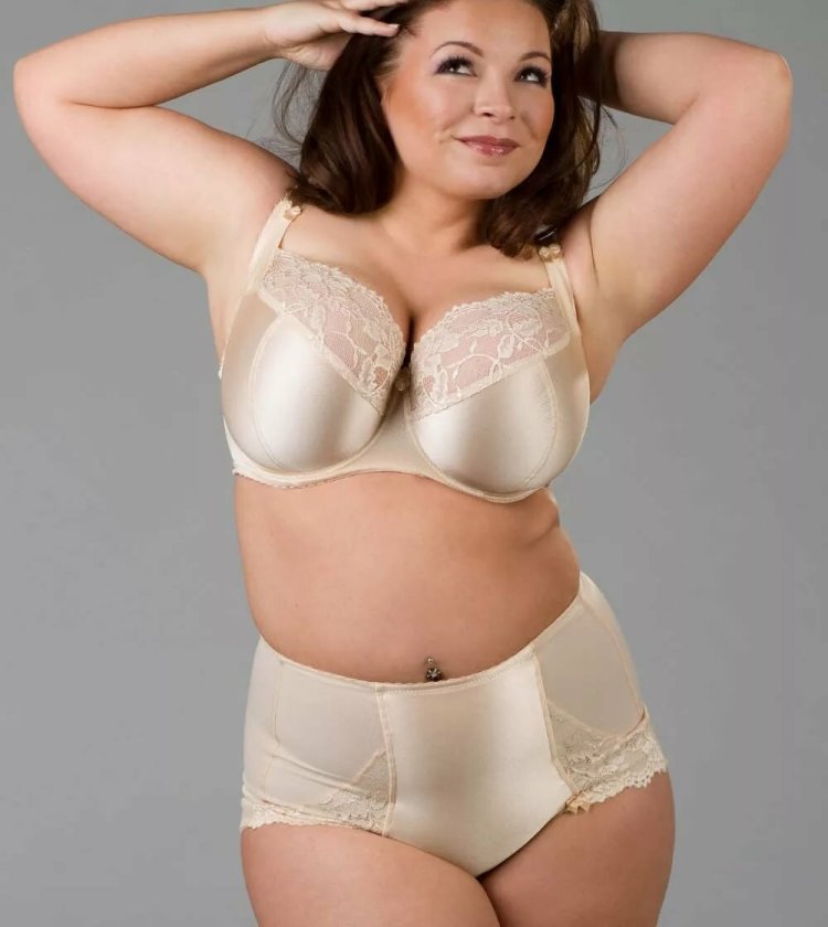 Caroline Ribeiro Plus Saiz