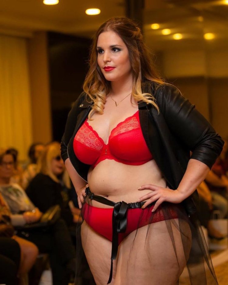 Model plus saz Victoria Manas