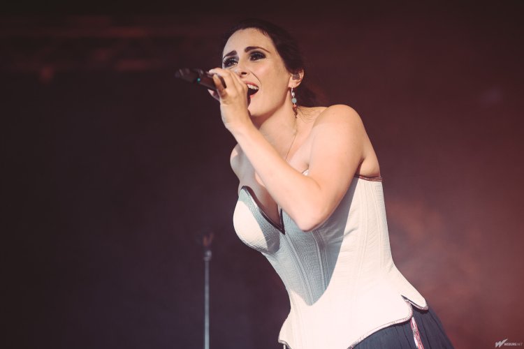 Sharon Den Adele chest