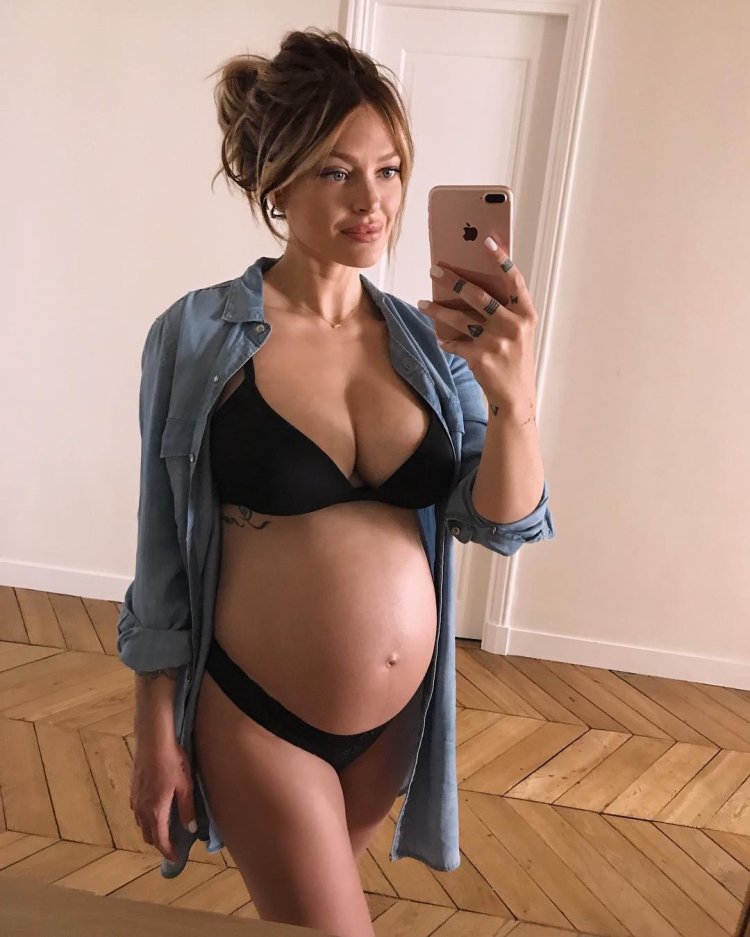 Selfies of pregnant women