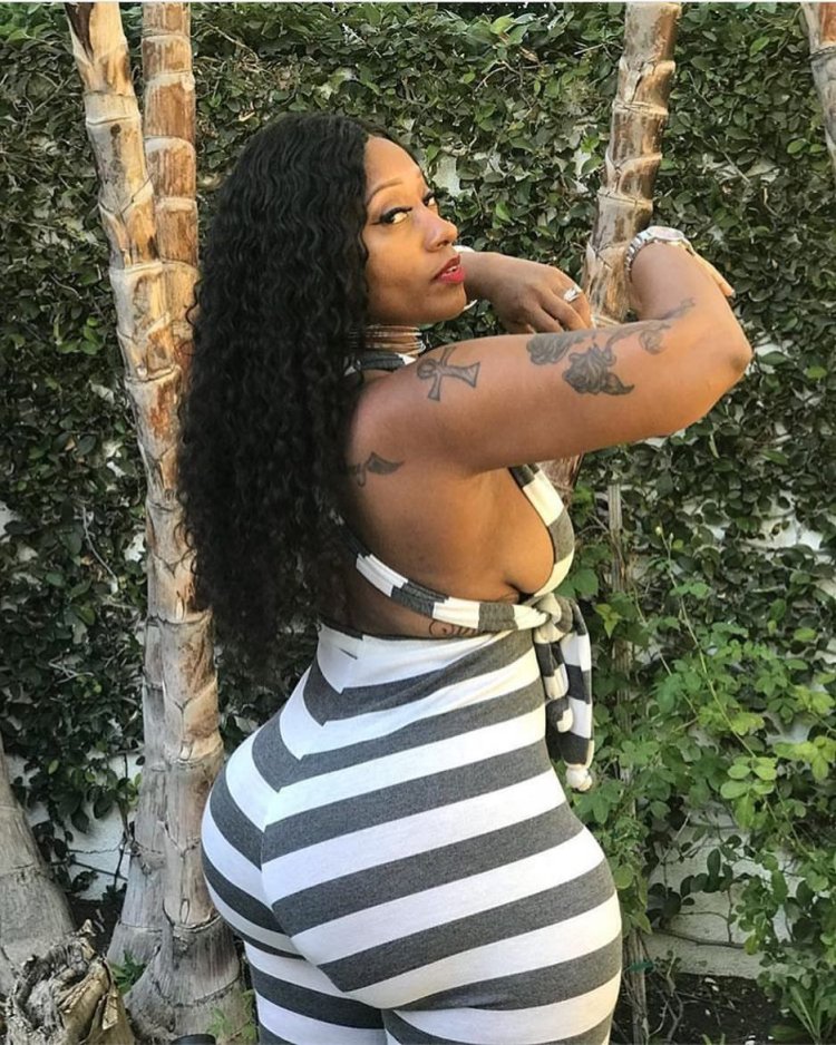 Asse black woman saddled a white cock