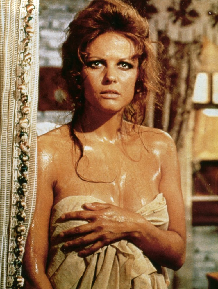 Claudia Cardinal Toples