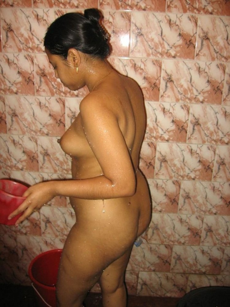 Desi Girl nude peeping