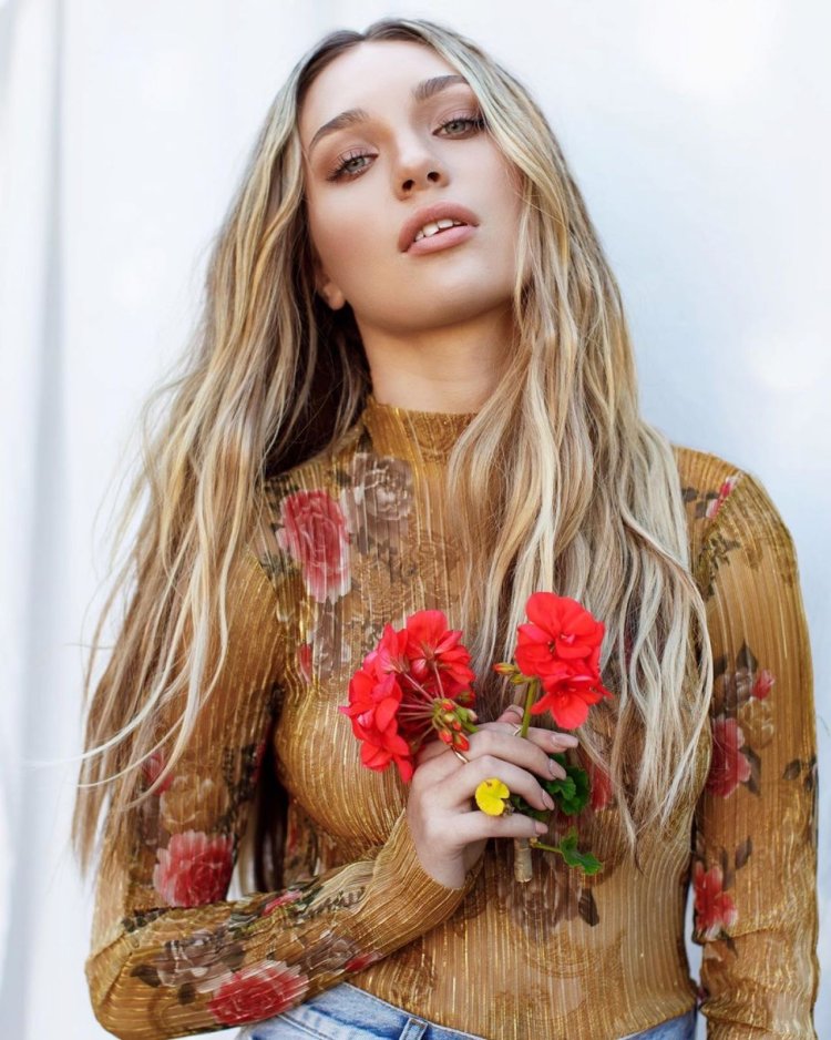 Sia Chandelier Dancer