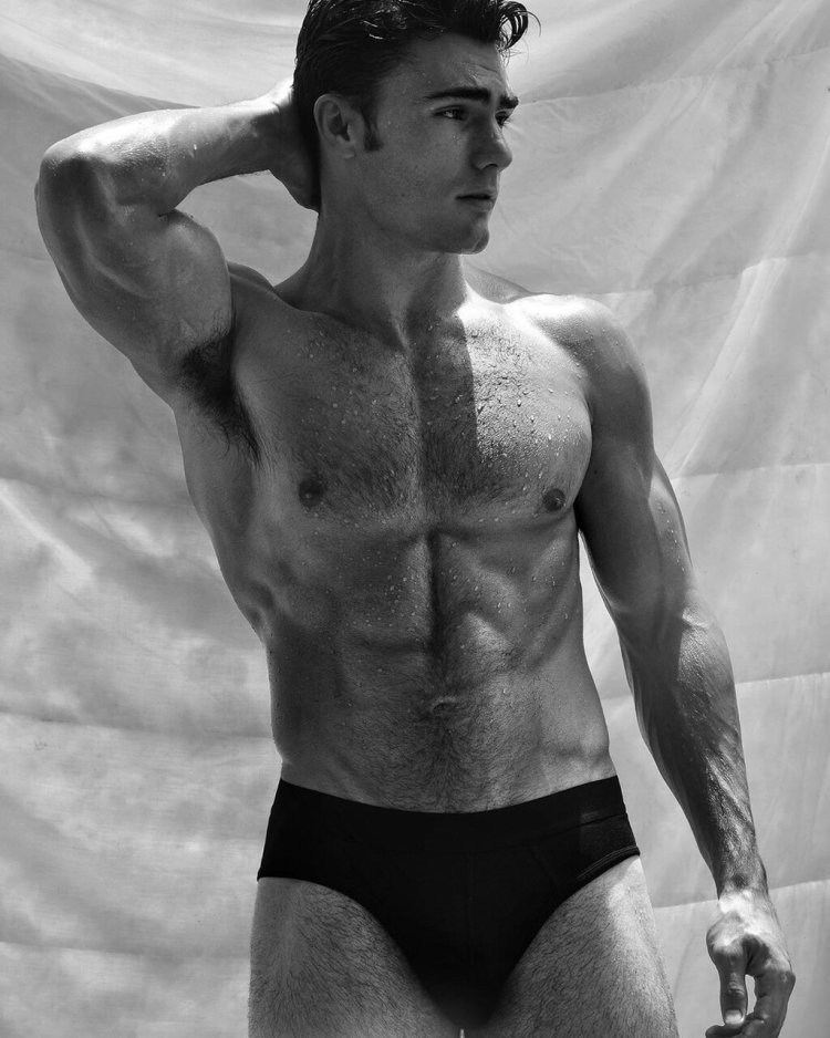 Levi Conly Model Bio