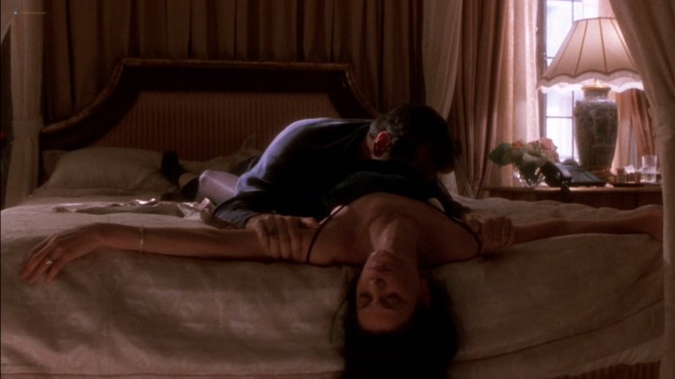 Linda Fiorentino in underwear