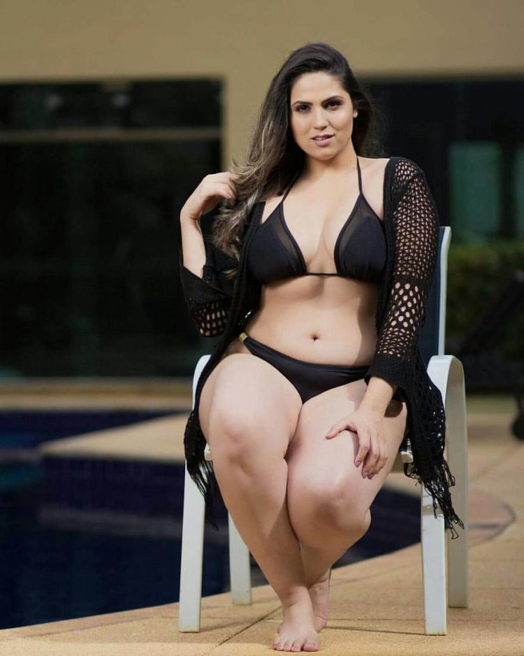 Caroline Ribeiro Plus Saiz