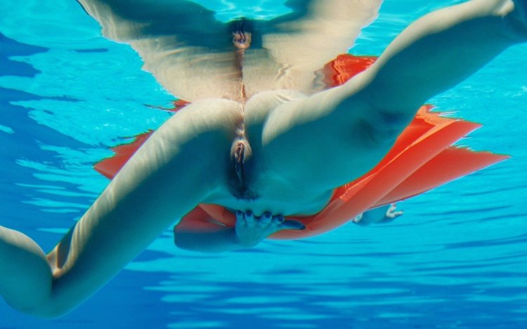 Huge boobs underwater