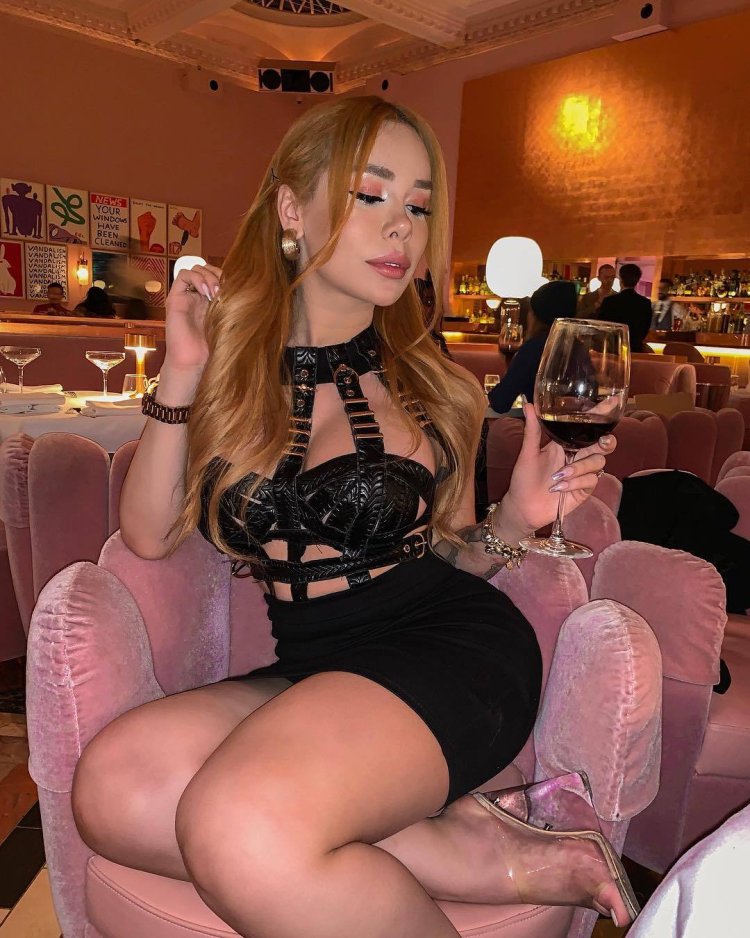 Juicy women in pantyhose