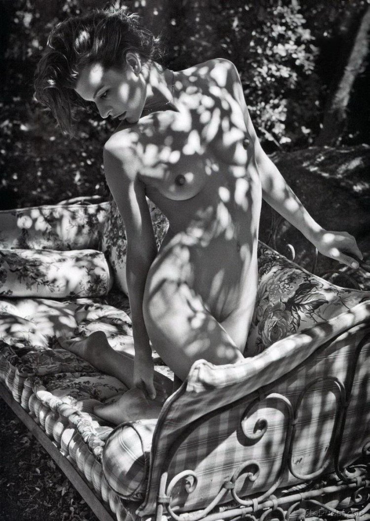 Actress Mila Yovovich Naked