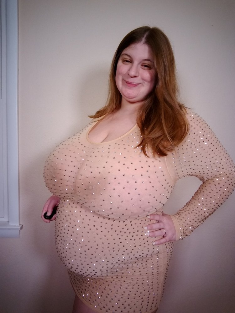 Sarah Rae shows naked boobs