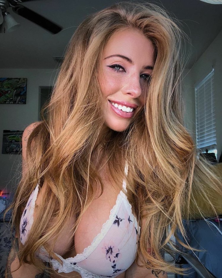 Dakota Sky porn actress