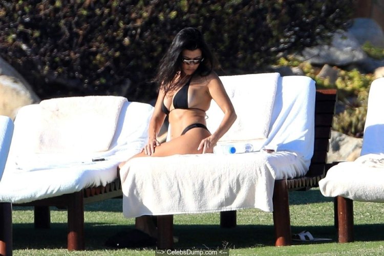 Courtney Kardashian is naked