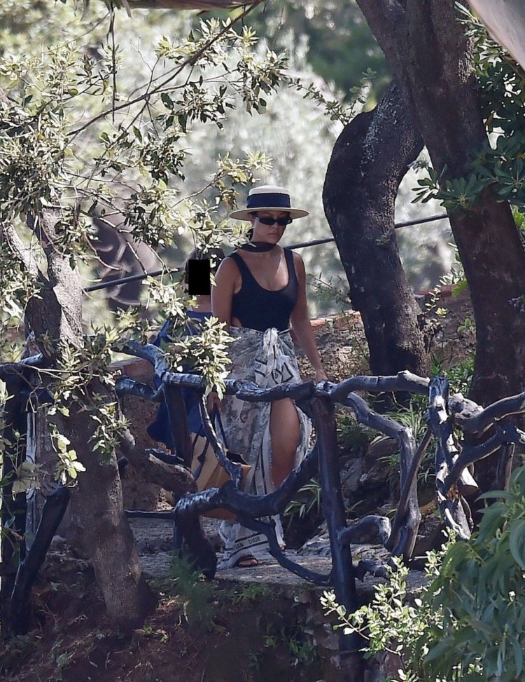 Courtney Kardashian is naked