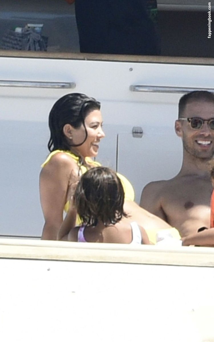 Naked Chloe and Courtney Kardashian