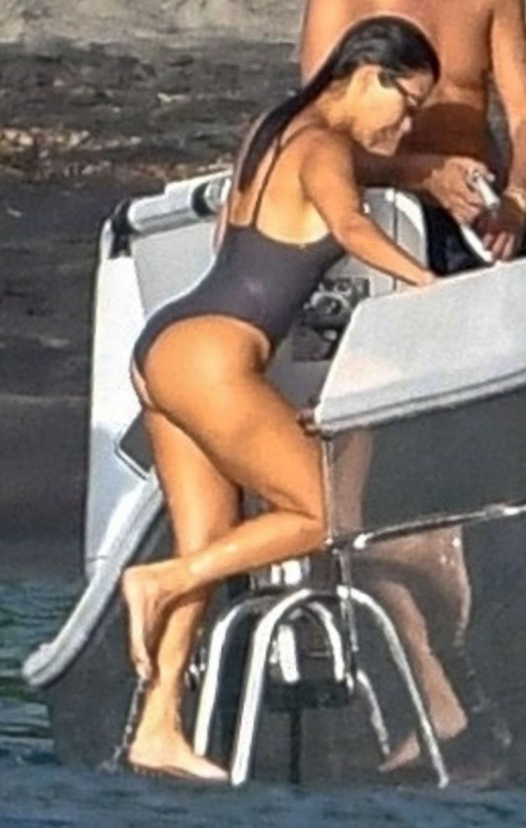 Courtney Kardashian in tights