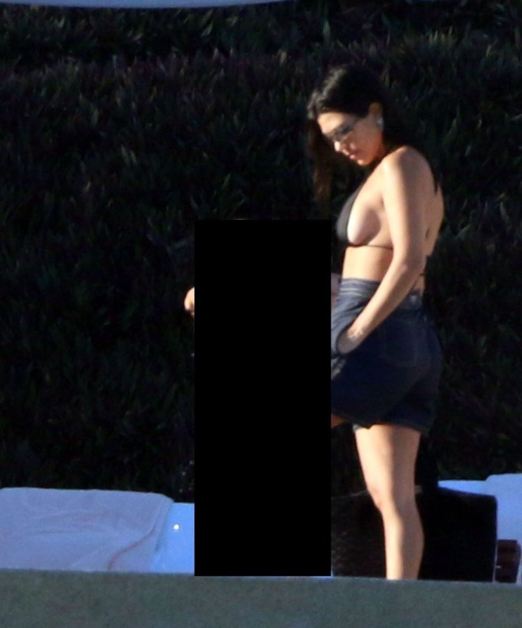 Courtney Kardashian is naked