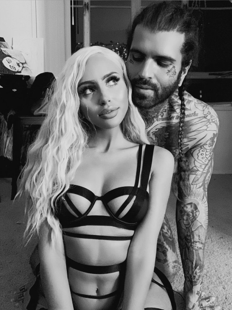 Karla Kush (Karla Kush) and Naomi Woods (Naomi Woods) New Year