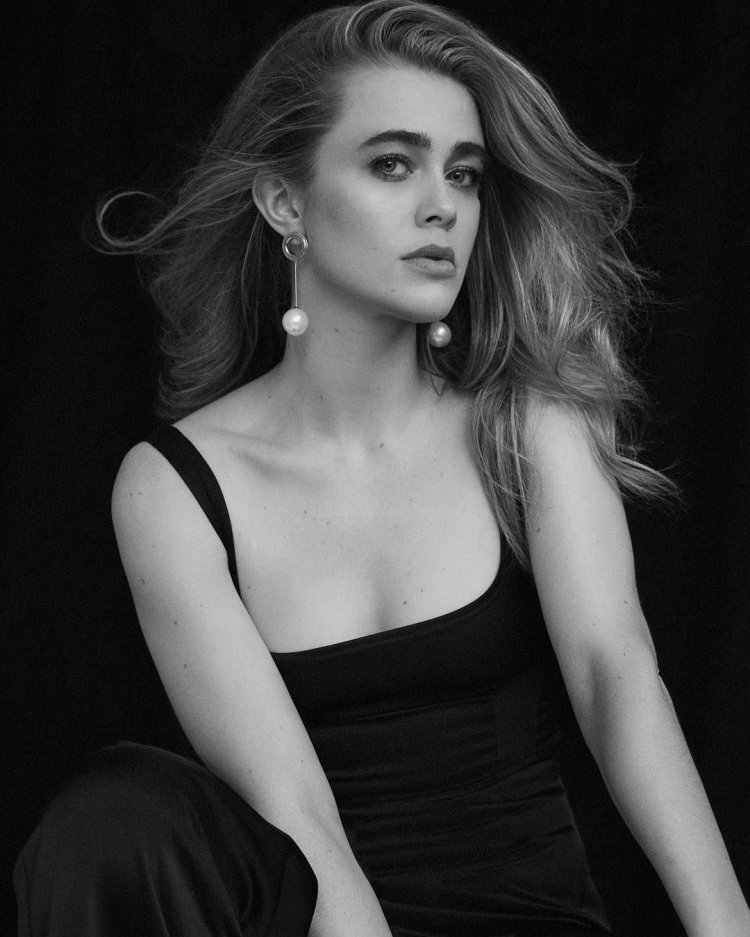 Melissa Roxburgh is naked