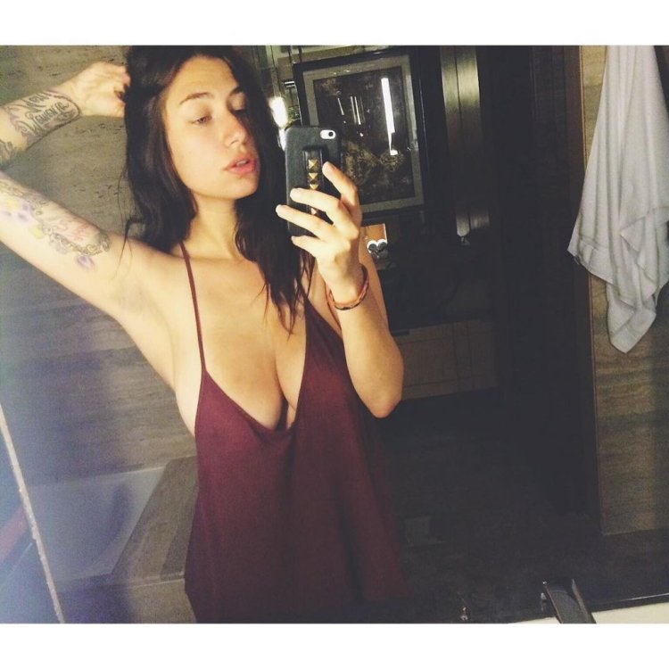 Naked Pornstar Mia Woods