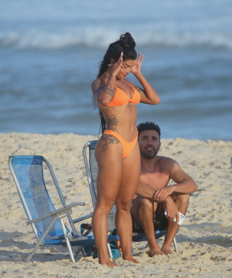 Aline Bernardes Wallpaper