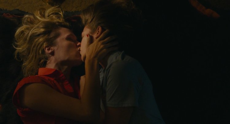 Lola Kirke and Jamie Bower