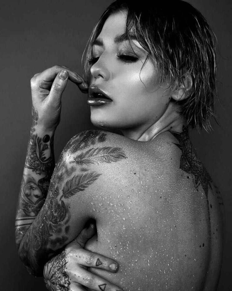 Amy Ryanamy Ryan Leg