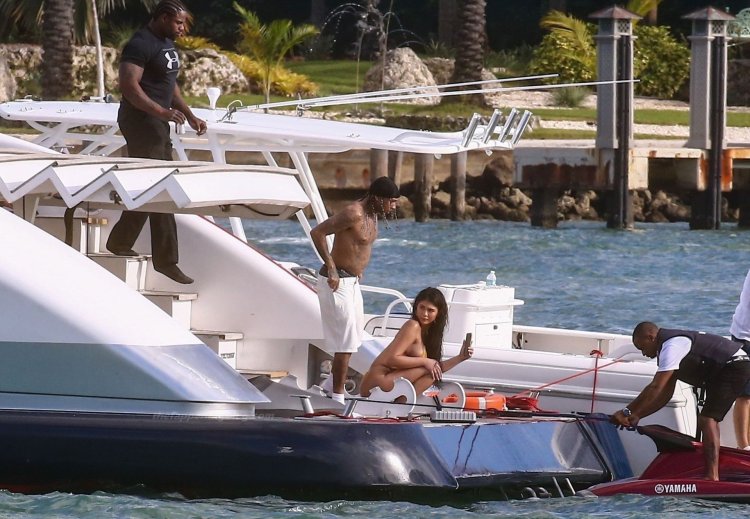 Ecuador model Amanda Trivizas