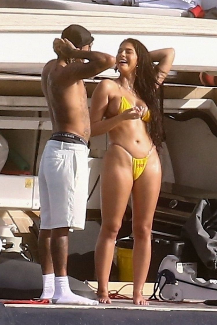 Amanda Trivizas buttocks