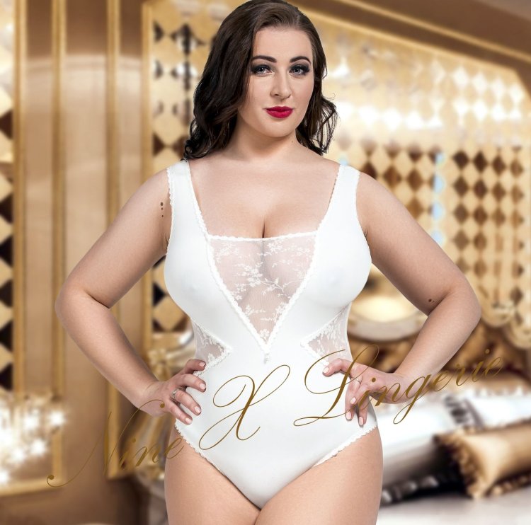 Chloe Marshal model plus saz