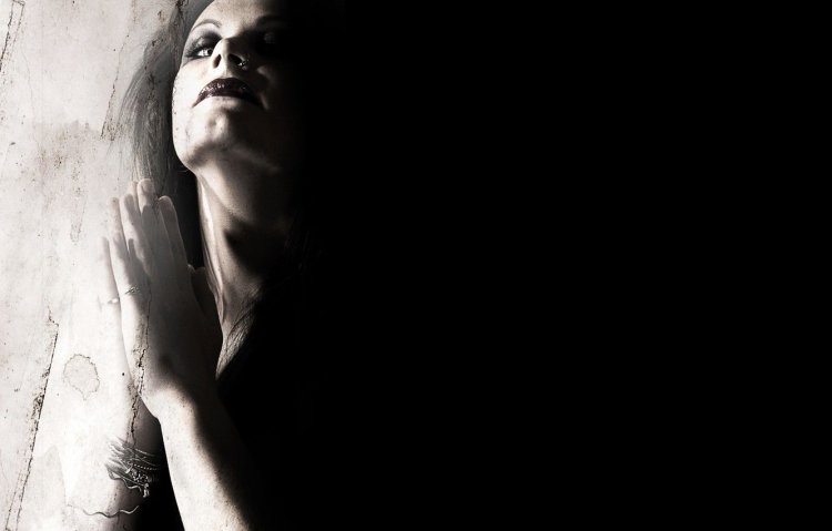 Flor Jansen in full height