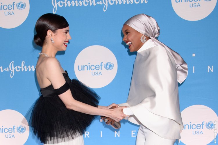 Sofia Karson showed her chest