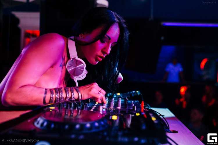 Together against the whole world