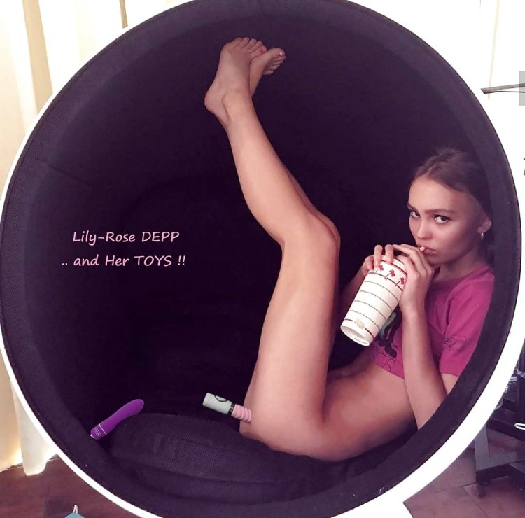 Lily-Rose Melody Depp Naked