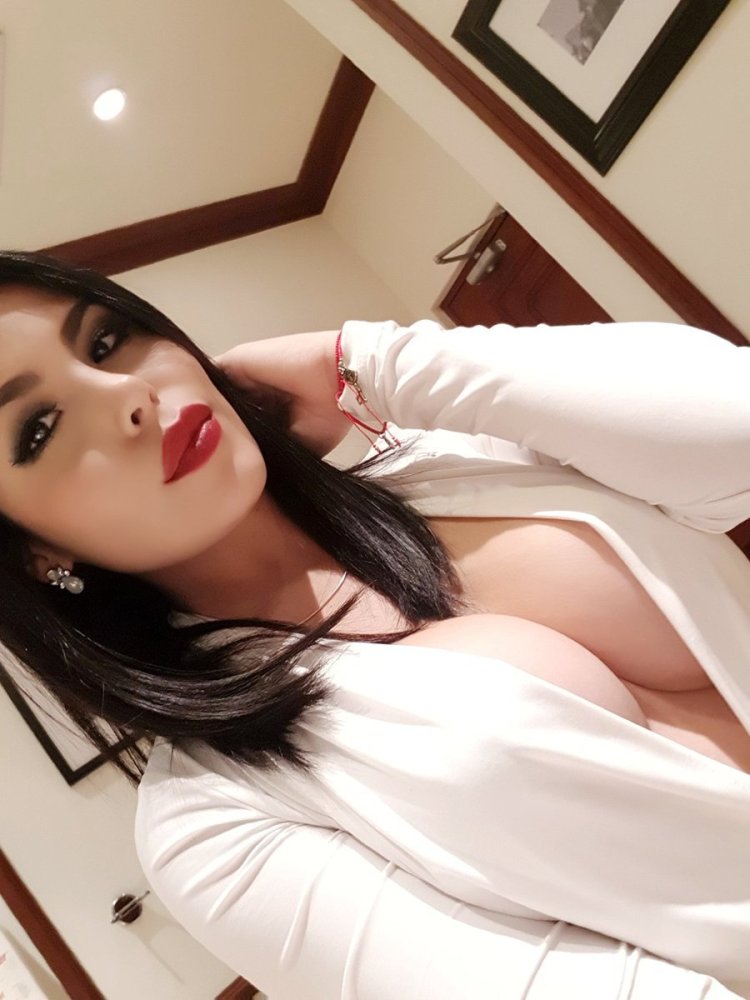 Brunettes without a bra