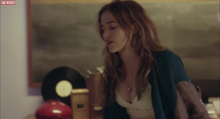 Zoey Deutch Paparazzi